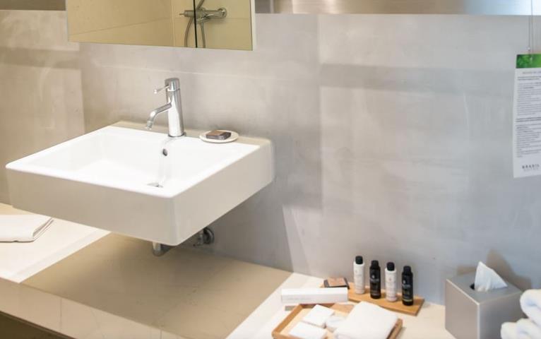 Suite 5 Stars Bathroom - Hellenic Practice