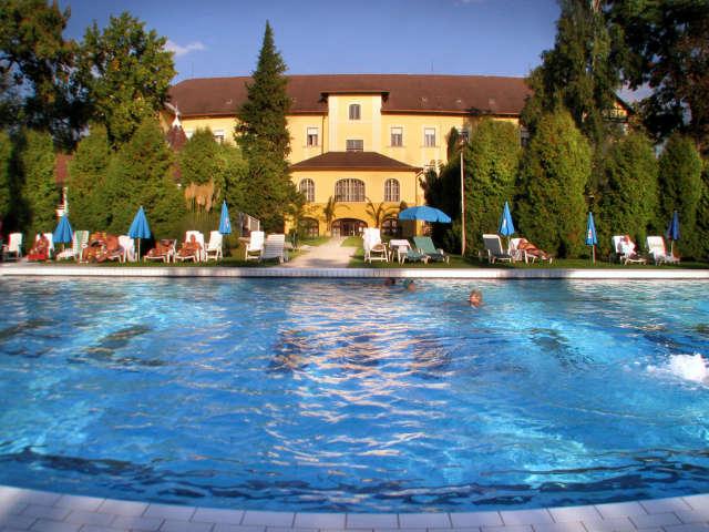 Pool Area - Hunguest Hotel Helios Medical Center